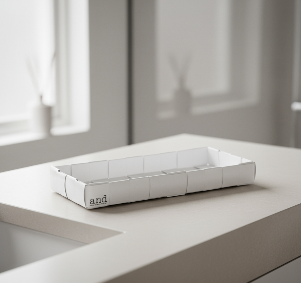 Tarjotin pitkä 3 x 11 x 24 cm rauhallisella taustalla