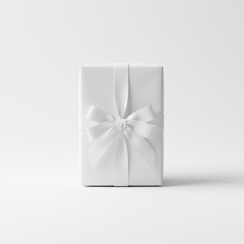 Valkoinen paketti valkoisilla nauhoilla tasaisella taustalla