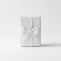 Valkoinen paketti valkoisilla nauhoilla tasaisella taustalla